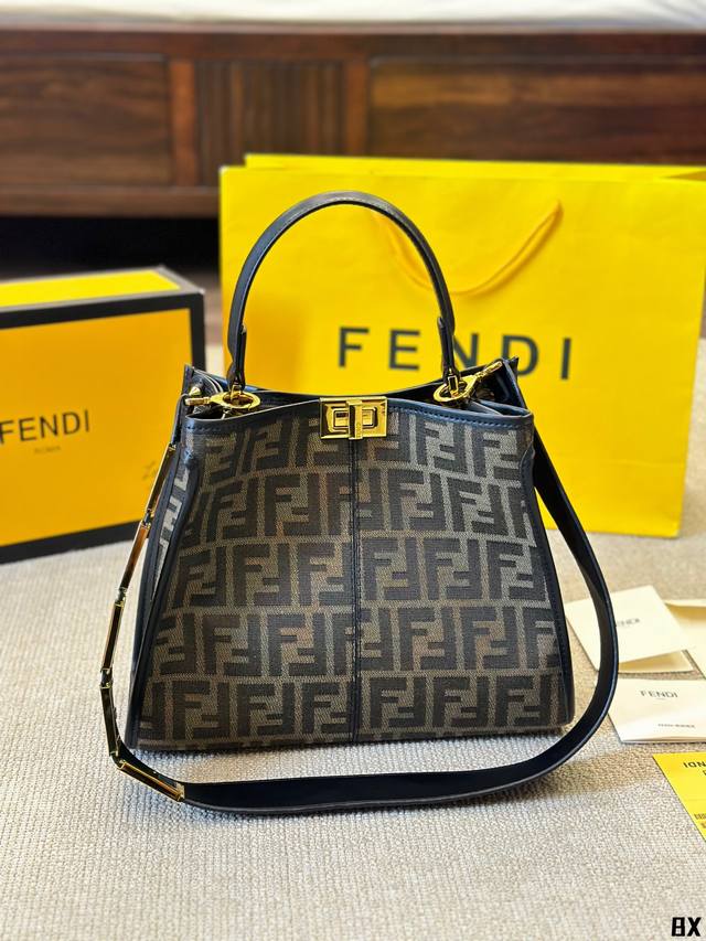 牛皮版本 爆炸来袭 芬迪 Fendi X-Lite Peekaboo 系列手袋 。10周年而诞生的全新peekaboo X-Iite 系列手袋！ 摈弃了经典的横