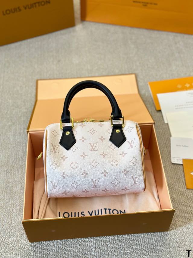 沙丘色 Lv Speedy 20Cm 枕头包 Lv 新款系列 枕头包 手袋,全网首发 Lv Speedy Nano 枕头包这款retiro 手袋以标志性 经典永