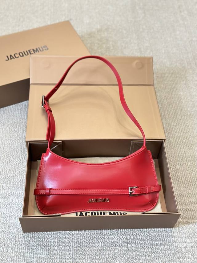 超火的 Jacquemus 登场啦～实实在在的断货王 一包难求～鬼才设计师说自己不喜欢过度关注细节的处理，所以他的作品都有些半成品的味道，法式浪漫风 尺寸25 - 点击图像关闭