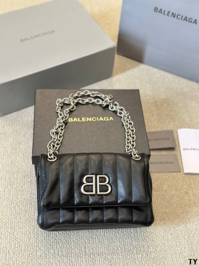 巴黎 世家机车包balenciaga Crush Tote 别看mini小小的，这包可是很能装的呢大纸巾、皮包、粉饼、口红、车钥匙i、充电宝统统都放的进 可以斜