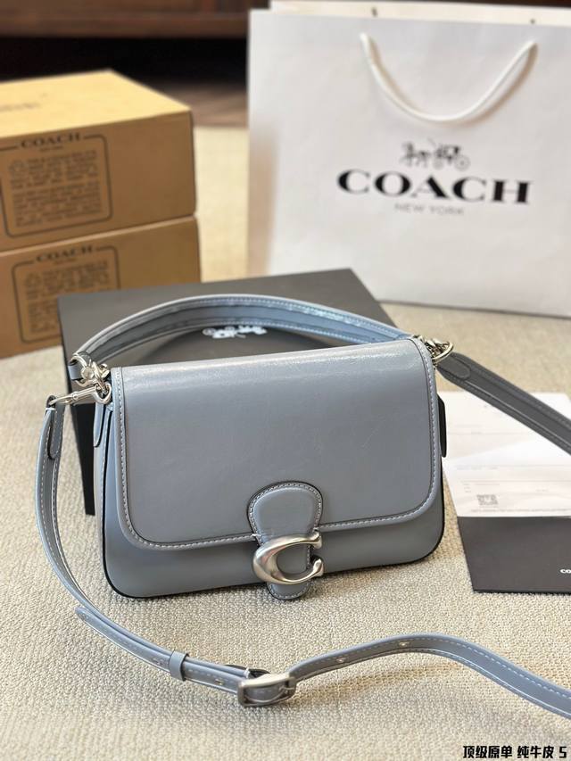 顶级原单 纯牛皮 Coach 温柔的腋下包配色 Soft Tabby包~ Coach蔻驰新品~春日单品 温柔色系soft Tabby 斜挎腋下包； 容量太合适了