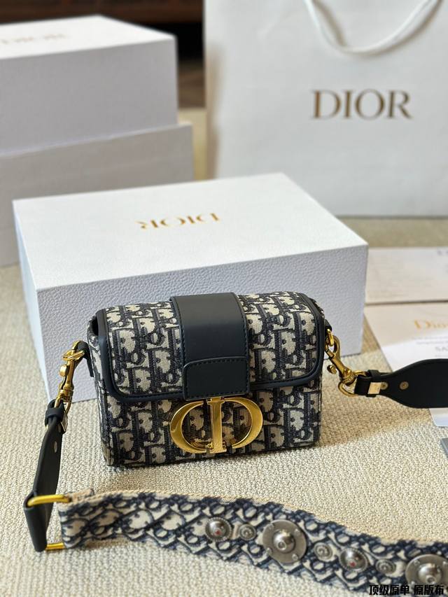 顶级原单 原版布 迷你dior Box 新款盒子包 采用专柜御用原版双面绣老花料 迪奥的oblique复古印花图案早在上世纪六十年代就在巴黎时装周里掀起热潮 不