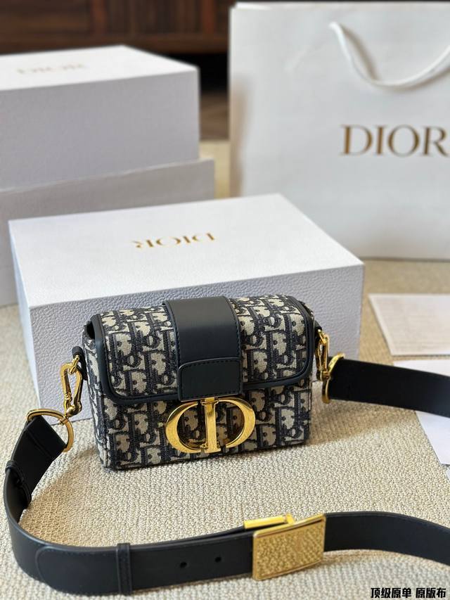 顶级原单 原版布 迷你dior Box 新款盒子包 采用专柜御用原版双面绣老花料 迪奥的oblique复古印花图案早在上世纪六十年代就在巴黎时装周里掀起热潮 不