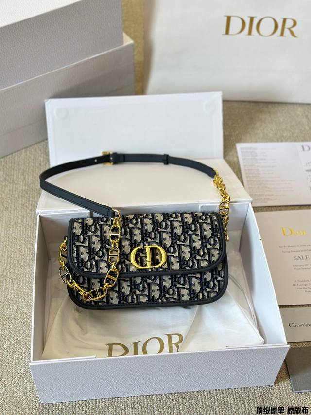 顶级原单 纯牛皮 Dior 新款 30 Montaigne Avenue 刺绣翻盖链条包 。精致！包型经典的不用多说。蓝色提花材质搭配深蓝色小牛皮，耐磨耐用，老