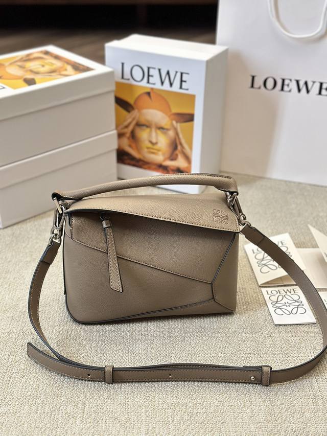 牛皮版本 Loewe 新秀款展示 罗意威 几何包 爱惨了这精致高级范儿！ 汤唯 杨幂孙千李一桐 雎晓雯.同款 最新秀款paseo几何包 包包界的一股清流~ 纳帕