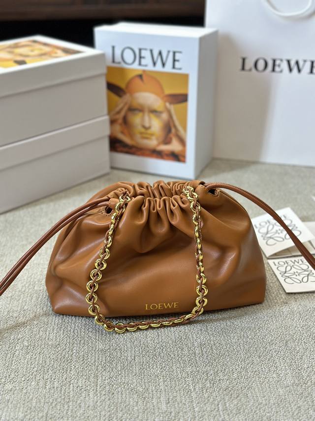 牛皮版本 Loewe 迷你羊皮 Purse 福袋 Loewe 兴 迷你柔软纳帕羊皮革 Flamenco Purse 福袋 采用褶皱设计，侧面搭配标志性绳结等关键