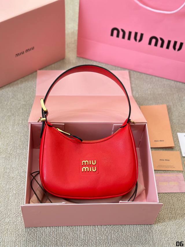 牛皮版本 Miumiu期待已久的2024 Hobo 腋下包包 快来围观吧 2024系列包包 简洁利落的设计 凸显功能性 实用主义 柔软舒服的触感 彰显 Mium