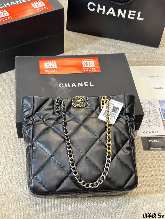 小羊皮 上身有惊喜！被低估的 Chanel 19Bag Tote 19Bag作为 Chanel近代款 但是今天要给大家推荐的19 系列tote 算得上是一个冷门