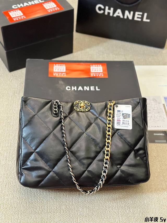 小羊皮 Chanel 香奈儿 22 最新托特 19 Bag Tote 托特 这款包简直是香香一切经典元素结合 萎格纹皮链袋双c标志一眼钟情 全羊皮 摸起来软软的