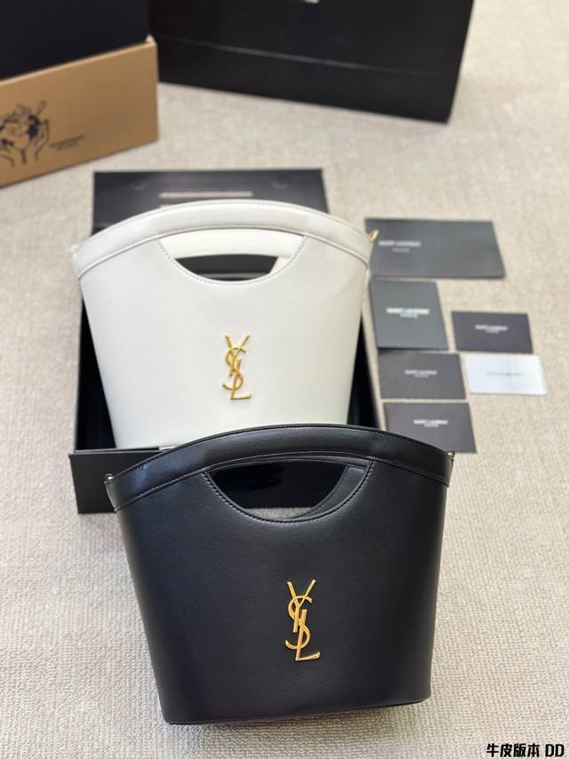 牛皮版本 Ysl 小水桶包 黑色系的搭配很适这季节 复古氛围感瞬间拉满 尺寸20 15Cm