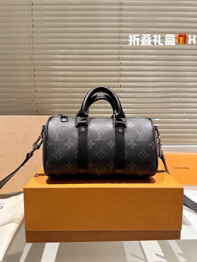 配折叠盒飞机盒 尺寸：25Cm Lv Keepall 新品枕头包 黑色牛皮 简直长在我的心头。 男女同款！！！！ 男盆友的新包