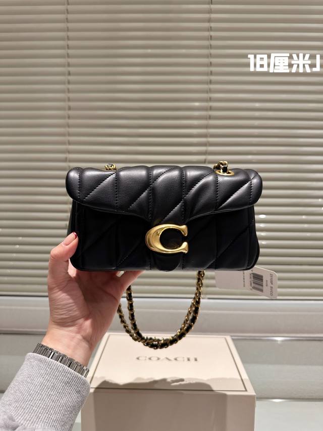 礼盒 Coach All Black链条 。Otabby 系列新款 Coach 链条 ”。包包天花板来啦~ 暗黑系高级感拉满的全黑金属扣、金属链条 ”名 甜酷女