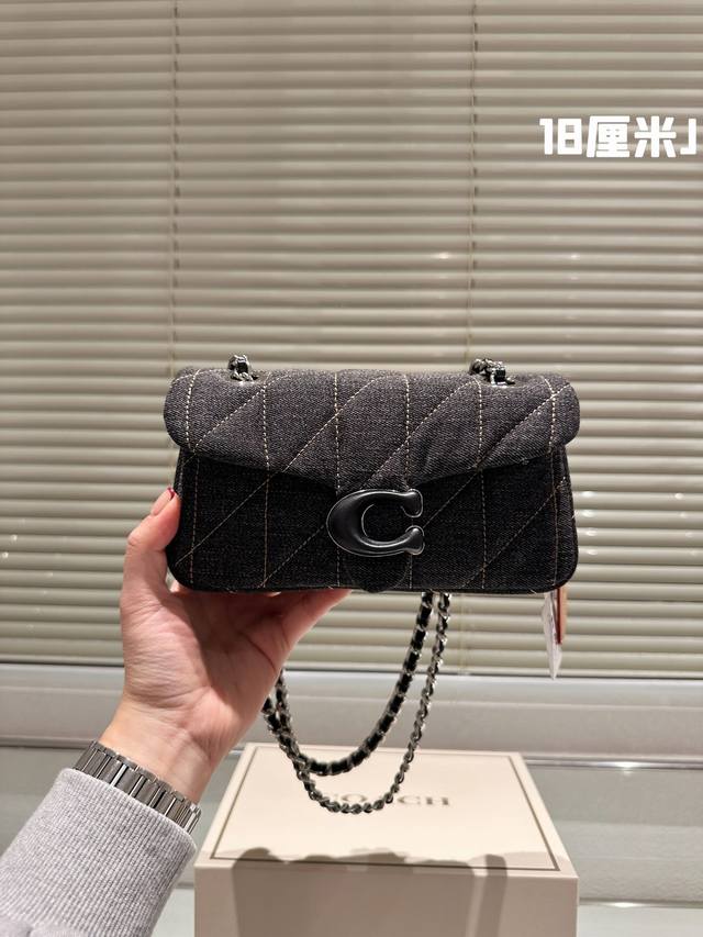 礼盒 Coach All Black链条 。Otabby 系列新款 Coach 链条 ”。包包天花板来啦~ 暗黑系高级感拉满的全黑金属扣、金属链条 ”名 甜酷女