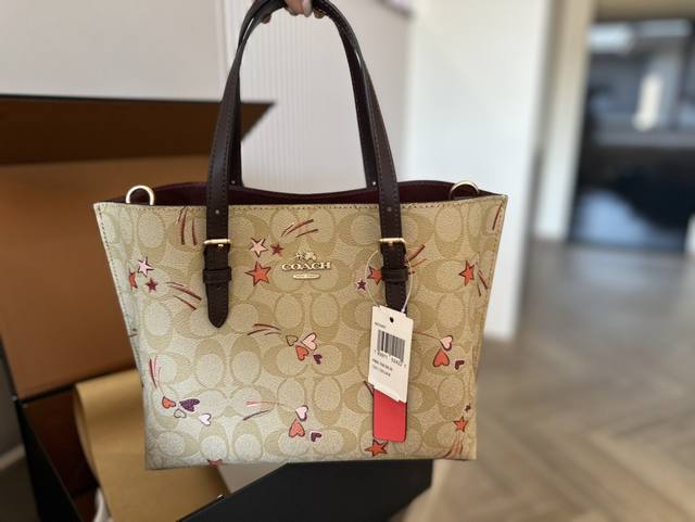 配盒 Size：25*22Cm C家 新款神仙小托特 Mollie Tote25 真的超喜欢这个设计 尺寸小巧 又有隔层 手拎 斜挎的购物袋 预测必须火 搜索：