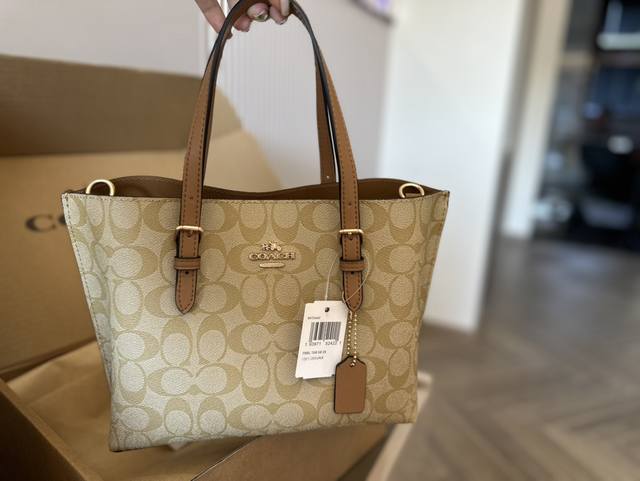 配盒 Size：25*22Cm C家 新款神仙小托特 Mollie Tote25 真的超喜欢这个设计 尺寸小巧 又有隔层 手拎 斜挎的购物袋 预测必须火 搜索：