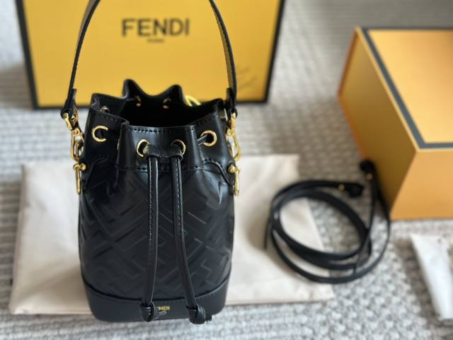 配盒 升级版 Size：12.5*18Cm Fendi 水桶包 牛皮ff浮雕 配置长肩带！ 完全不挑穿搭的fendi老花mini水桶包！ 容量颜值都很在线的！