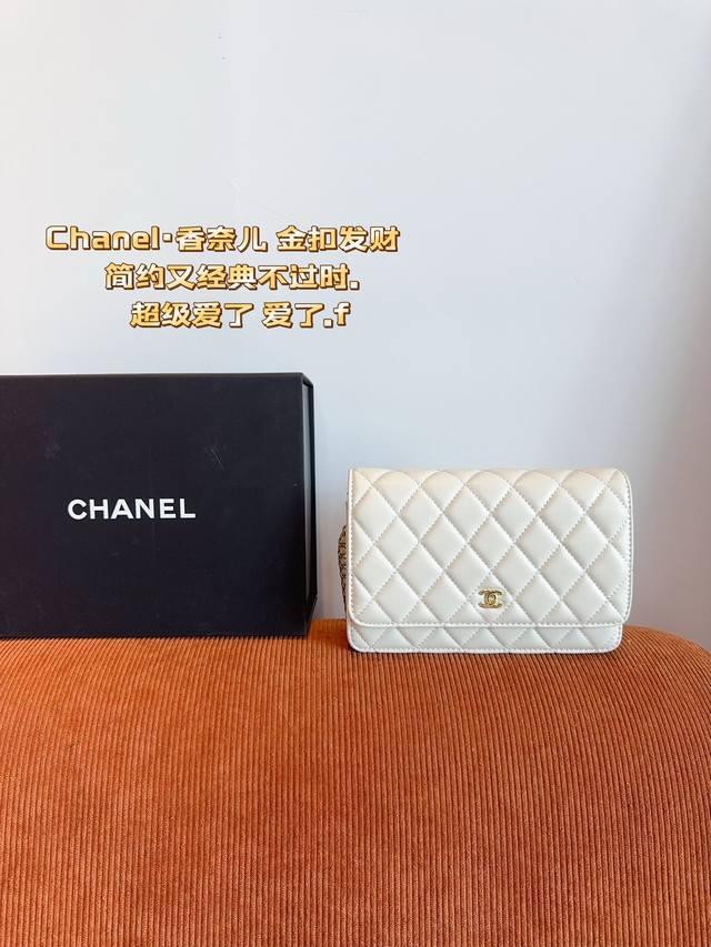 配礼盒. Chanel 2024Woc 发财包 最近好多明星都在背chanel 这款包是由老佛爷karl Lagerfeld和chanel现任创意总监virgi