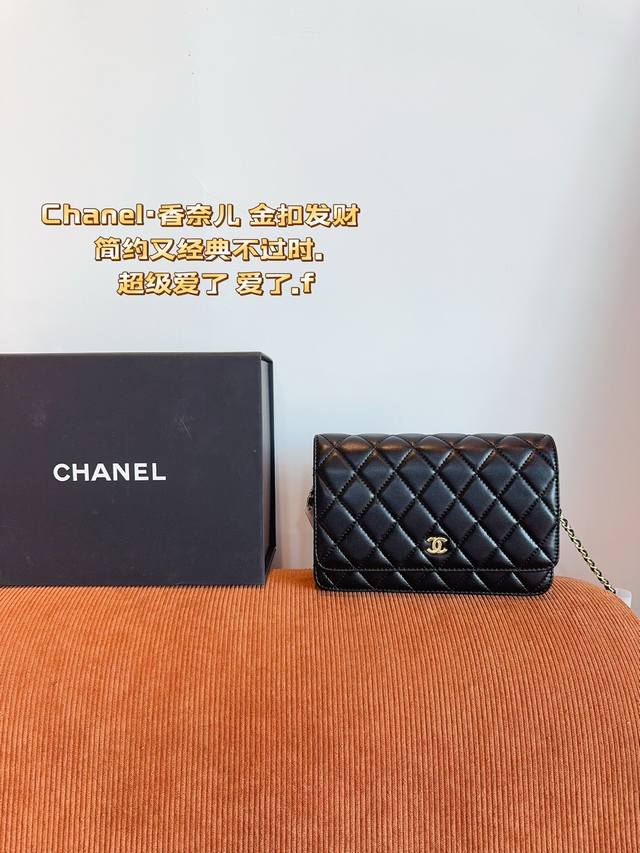 配礼盒. Chanel 2024Woc 发财包 最近好多明星都在背chanel 这款包是由老佛爷karl Lagerfeld和chanel现任创意总监virgi - 点击图像关闭