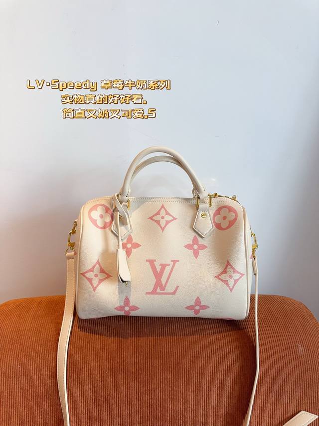 Lv Speedy 草莓牛奶系列 枕头包 这款retiro 手袋以标志性的lv老花面料制成，搭配奢华的变色牛皮饰边，经典永恒。优雅低调的外形设计和宽敞的包 全包 - 点击图像关闭