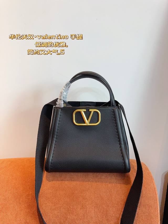 华伦天奴valentino 手提斜挎包 新品bag。高端货绝对超高回头率！～高端时尚 采用进口牛皮面料！最好的五金配件！百搭实用～名媛们跟上脚步吧尺寸：26*1 - 点击图像关闭