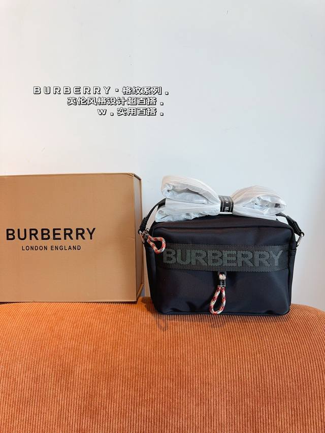 配礼盒. 巴宝莉 Burberry 尼龙相机包 百搭到没朋友 就是酷 时尚感超强 辦识度很高 材质超轻很能装，上身也帅气尺寸：21*7*15Cm