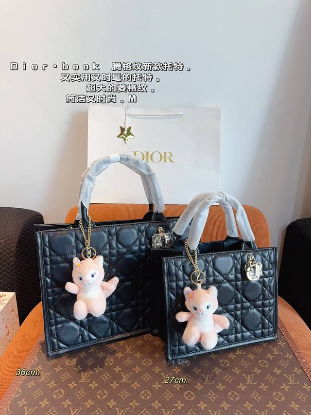 原版复刻 升级款 迪奥dior Book Tote托特包 精致美丽 高级优雅 很好驾驭，不挑衣服，不挑季节 一年四季都可，可盐可甜 高个子小姐姐背，气质御姐范