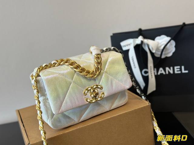 折叠盒 Chanel19 Bag 自从欧阳娜娜带货后全球断货很难买到 皮质是羊皮有点像羽绒服包包 但是19的点睛之笔是什么呢？格子放大！格子放大后脱了香奈儿小女