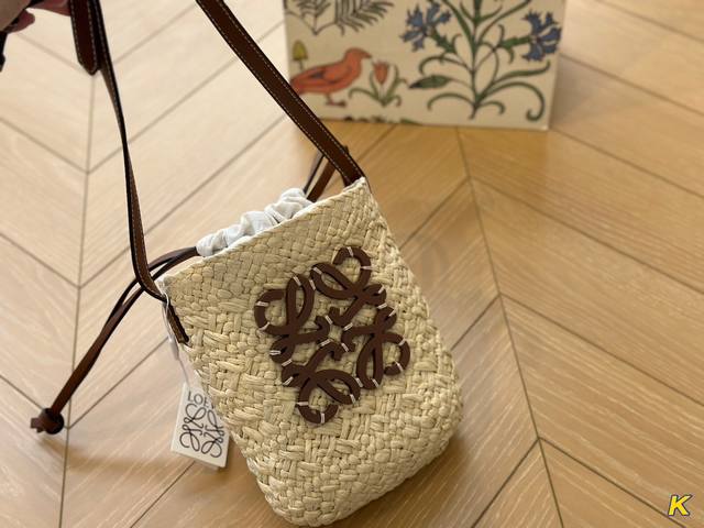 无盒 Size：上宽21*21Cm Loewe 草编包 夏天这么好看的草编包还不拥有嘛 Anagram Basket 充满夏日氛围感的包包野餐出游踏青看海