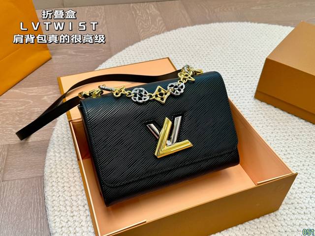 折叠盒 原版五金带lv Logo Lv Twist肩背包 真的很高级 日常通勤简直绝配 又酷又飒低调的奢华 可盐可甜 极致美感 绝美女孩就是你 尺寸： 23 1