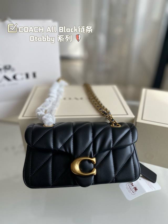 Coach All Black链条 。Otabby 系列新款 Coach 链条 ”。包包天花板来啦~ 暗黑系高级感拉满的全黑金属扣、金属链条 ”名 甜酷女孩一定