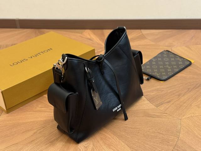 Size：26.31Cm Lv Carryall 年度包王 带有蝴蝶结的腋下包喜欢吗， 内附一只收纳零钱包， 性价比颜值超在线了 ！ 单肩斜挎完全没问题 怎么背