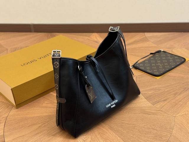 Size：26.31Cm Lv Carryall 年度包王 带有蝴蝶结的腋下包喜欢吗， 内附一只收纳零钱包， 性价比颜值超在线了 ！ 单肩斜挎完全没问题 怎么背