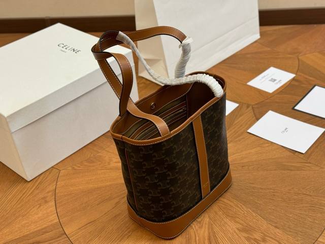 配牛皮 配礼盒 Size：25*23Cm 赛琳新款的托特包tote 加入开口设计~ 今年的大包都很 喜欢~ ~凹造型好物+街拍时尚单品 大容量可满足短途旅行需求