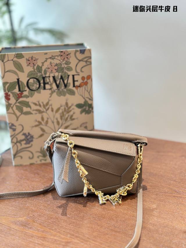 Loewe策迷你粒面牛皮puzzle手袋学 Loewe推出的首次亮相手提包 长方体形状和精确的切割技术创造了 Puzzle独特的几何线条 这个迷你版本采用经典牛