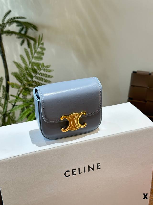 Celine新品.上市 火出宇宙的celine迷你凯旋门 推出新系列啦~ 完全是拽姐与甜美的全新组合 多种材质和颜色可以选择~ 快来寻找属于你的小废包 10Cm