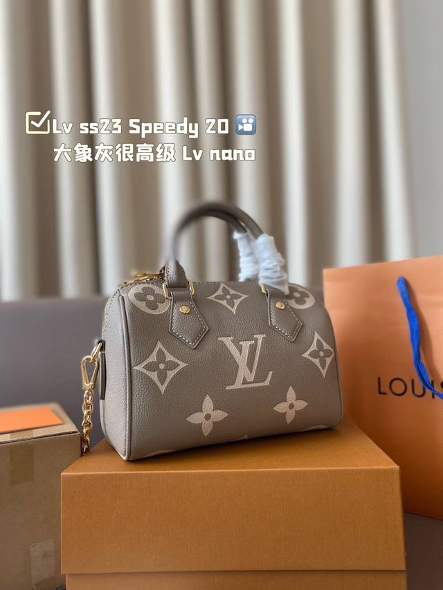 钢五金 芯片版本 新款 配盒 Size：20*14Cm L家 Ss23 Speedy 20 一起感受大象灰的快乐~ 拎一个小包包真的爱了爱了~ 大象灰很高级哦！