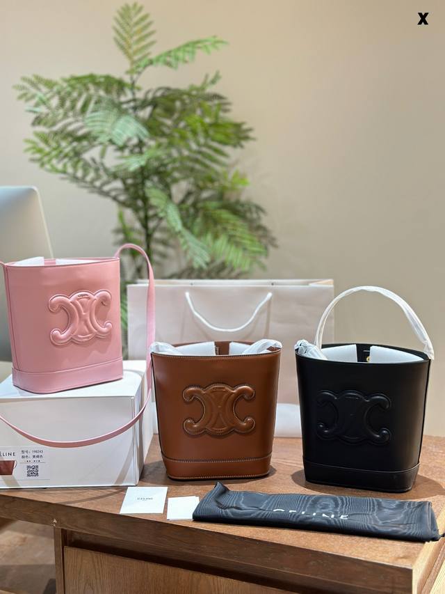 Celine 限定款bucket Triomphe水桶包，全皮满满春天的气息扑面而来当 尺寸 19.5X16X 7厘米 可以斜挎和肩背按扣开合 折叠盒包装