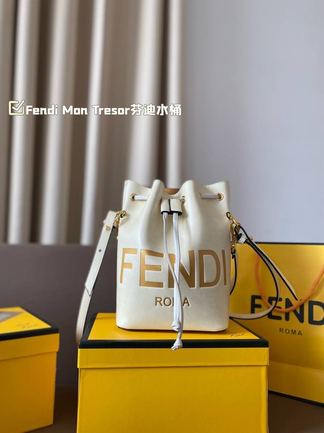 2023最新款 Fendi小水桶大容量真的太能装啦 Fendi新款小水桶这款妥妥复古街头的感觉非常时尚图虽然是小小的一只mini水桶包真的满能装的~手机圃车钥匙