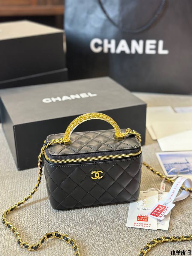 小羊皮 新品 Chanel 23K 长盒子 白色化妆包 低调优雅的钌银色手柄镶嵌小钻石： 近看很精致，走到哪都能美美哒～ 五金：全铜钌银色 尺寸：16 11Cm