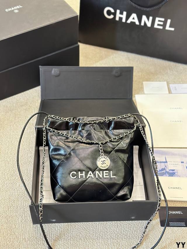 牛皮版本 Chanel 24S Mini 22Bag 本季24S大爆款最時髦好看，可肩背，斜背，側背，手提，非常難買黑色金字款，耐看也最保值 这包太好看了 黑色