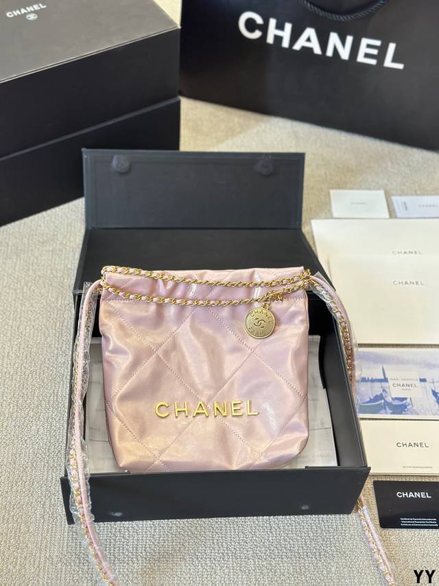 牛皮版本 Chanel 24S Mini 22Bag 本季24S大爆款最時髦好看，可肩背，斜背，側背，手提，非常難買黑色金字款，耐看也最保值 这包太好看了 黑色