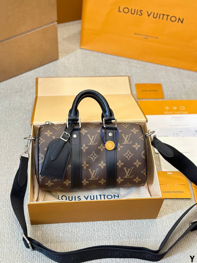 顶级原单 牛皮 男帅女飒！！Lv Keepall25 黑武士真的泰裤辣 路易威登 Keepall 25 黑银配色 时髦与酷酷并存 黑色老花有辨识度又低调 Cit