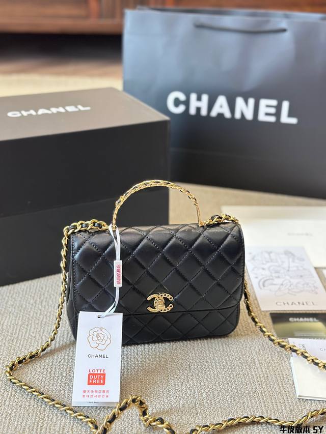 牛皮版本 Chanel 23B黑金手柄鸳鸯扣 小牛皮口盖 这款包包一定要入！ Chane123B新款黑金手柄 皮穿链与萎格 纹鸳鸯扣 皮穿链与菱格纹的搭配会擦出