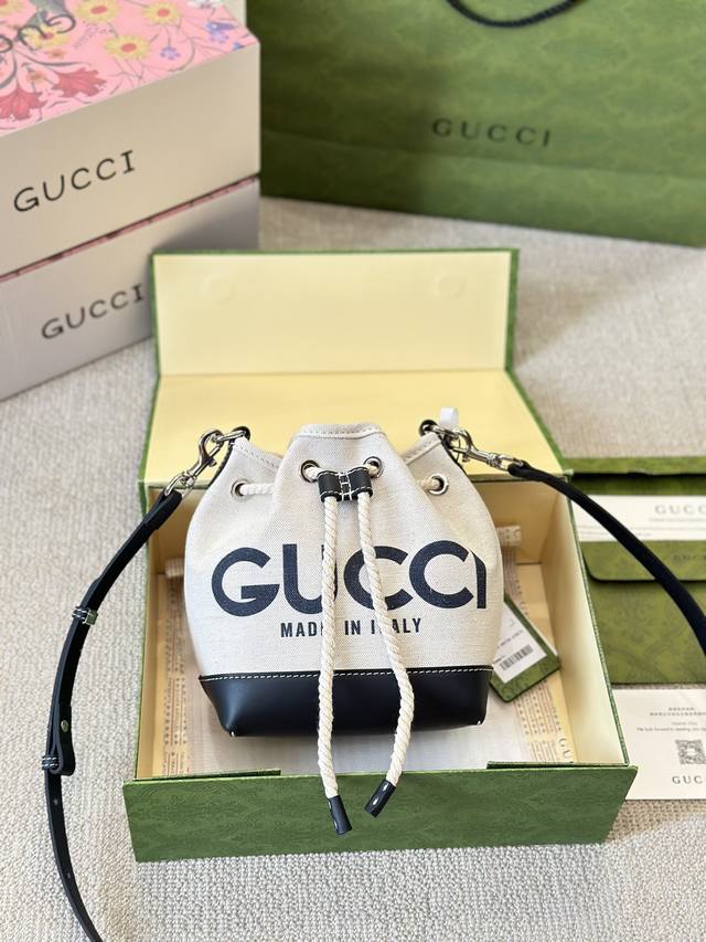 原版布 Gucci ~饰gucci印花迷你肩背包 品牌标志性印花不断焕新演绎，生动彰显品牌别具一格的美学理念。作为 2024早春系列的重要叙事元素，“Gucci