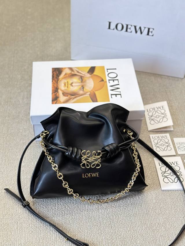 牛皮版本 Loewe 迷你羊皮 Purse 福袋 Loewe 兴 迷你柔软纳帕羊皮革 Flamenco Purse 福袋 采用褶皱设计，侧面搭配标志性绳结等关键