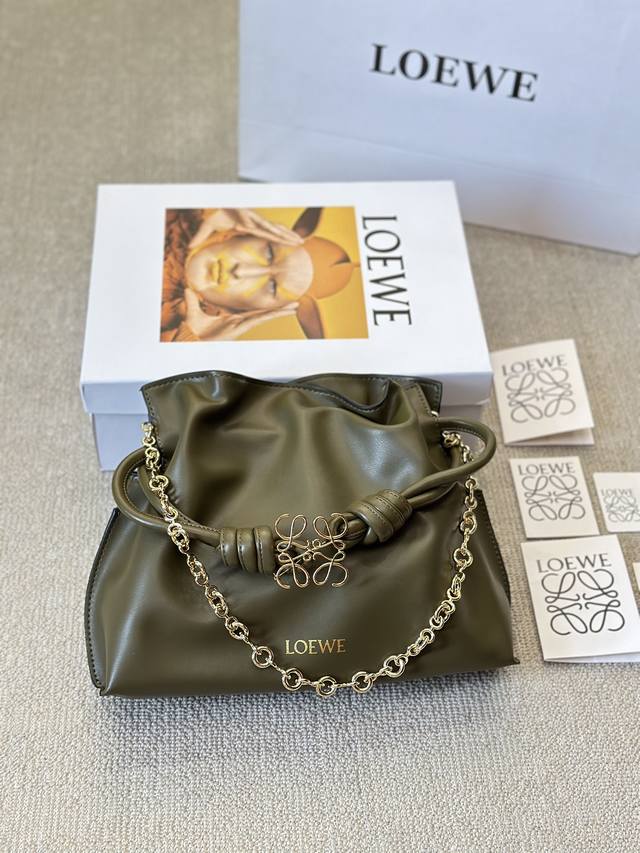 牛皮版本 Loewe 迷你羊皮 Purse 福袋 Loewe 兴 迷你柔软纳帕羊皮革 Flamenco Purse 福袋 采用褶皱设计，侧面搭配标志性绳结等关键 - 点击图像关闭