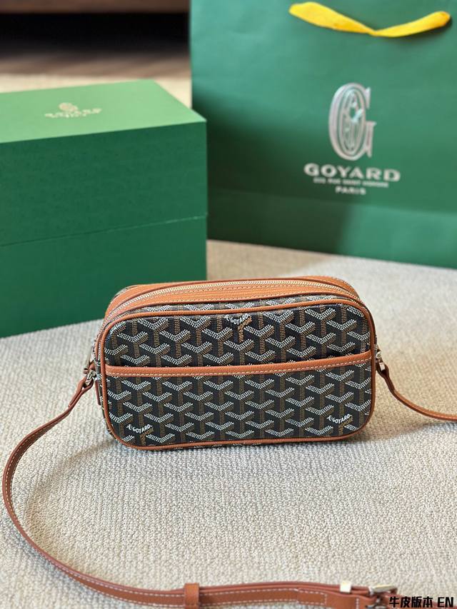 牛皮版本 高端货 2024最新款 “Goyard戈雅”各路明星大神同款的 Goyard 饭盒、相机包。原版巴西牛皮搭配 帆布图案拼接斜挎轻薄携单肩包、还可情侣使