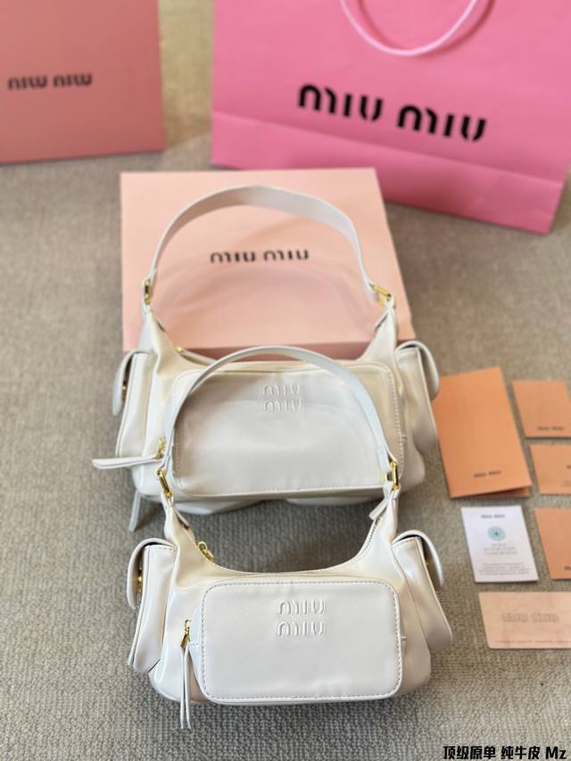 顶级原单 纯牛皮 Miumiu-机车包 新款 Softy Padded 手袋是对经典 Bauletto 造型的重新诠释，其简洁利落的剪裁彰显出该系列背后的功能性