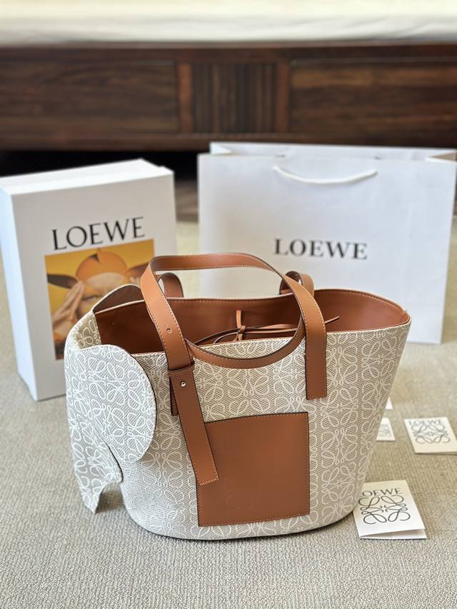 原版布 Loewe 大象菜篮子你 老罗最新黑白大象菜篮子 经典元素的再现与融合、超级精彩 容量大、自重轻随意捧着、抱着、背着，都能得到你想要的那种漫不经心 又很