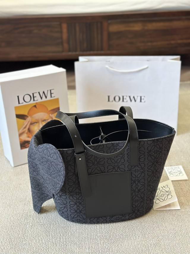 原版布 Loewe 大象菜篮子你 老罗最新黑白大象菜篮子 经典元素的再现与融合、超级精彩 容量大、自重轻随意捧着、抱着、背着，都能得到你想要的那种漫不经心 又很